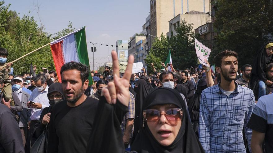 Protestas en Irán por la muerte de Masha Amini tras ser detenida por no llevar bien puesto el velo. (EFE/Jaime León)