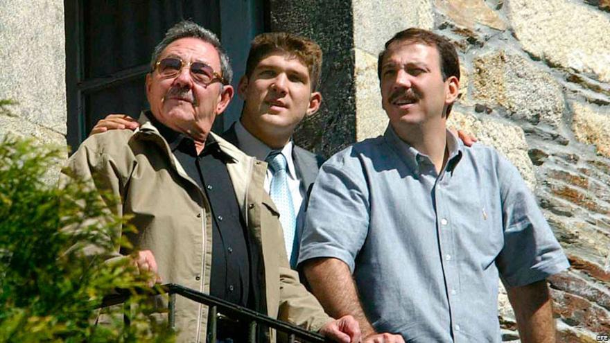 Raúl Castro colocó a su hijo Alejandro (a su izquierda, delante de su nieto, Raúl Guillermo) en lo que llamó Comisión de Defensa y Seguridad Nacional. (Cubanet)
