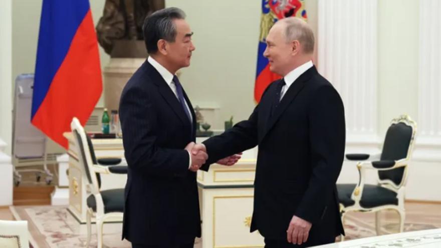 El presidente ruso, Vladimir Putin, estrecha la mano del director de la Oficina de la Comisión Central de Asuntos Exteriores de China, Wang Yi. (EFE)