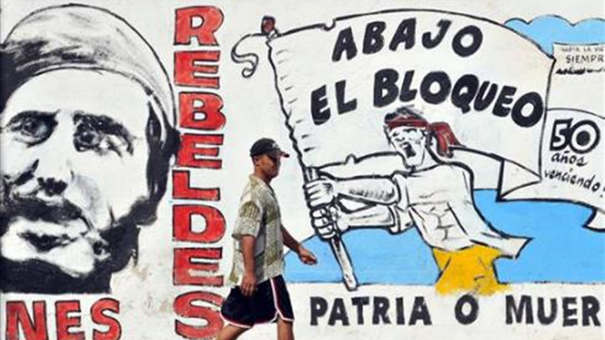 Un hombre camina junto a un mural alusivo a la revolución cubana y al embargo, en La Habana. (EFE/Archivo)