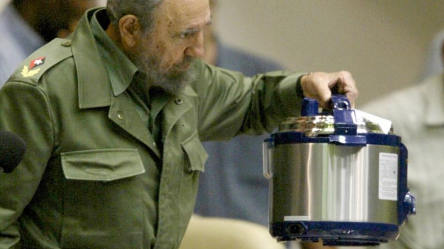 El fallecido Fidel Castro, con una olla reina de fabricación china. (EFE)