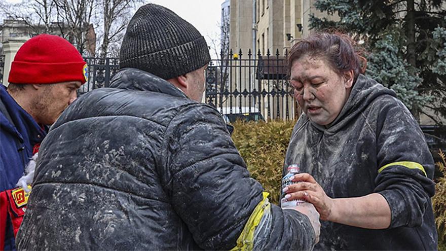 Una mujer ucraniana es atendida tras un ataque ruso. (EFE).