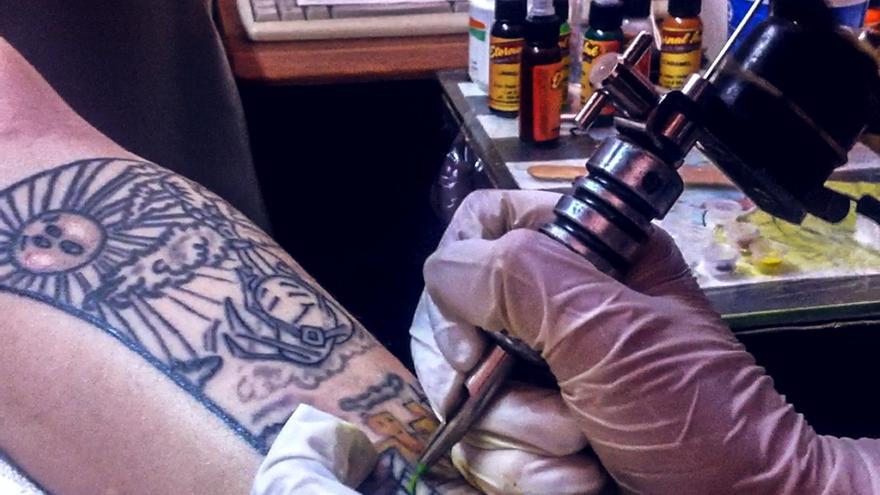 Tatuador trabajando en La Hababa. (14ymedio)
