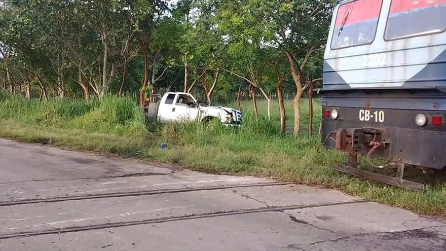 Camioneta involucrada en el choque con el tren en Bejucal, Mayabeque. (Yensi Rivera)