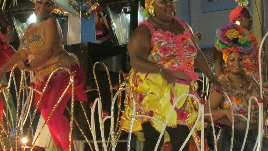 "La carroza de las voluminosas" en el carnaval santiaguero