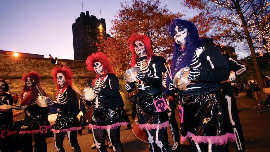 Derry alberga durante tres días su tradicional festival bajo el lema "El despertar de la ciudad amurallada", en un evento que se conoce ya como la mayor fiesta de Halloween de toda Europa. (EFE)