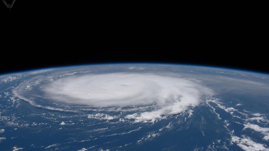 Fotografía cedida por la NASA tomada en el 2021 por la tripulación a bordo de la Estación Espacial Internacional al huracán Sam agitándose en el Océano Atlántico mientras la estación orbitaba a 259 millas (416 kms) sobre Trinidad y Tobago. (EFE/NASA)