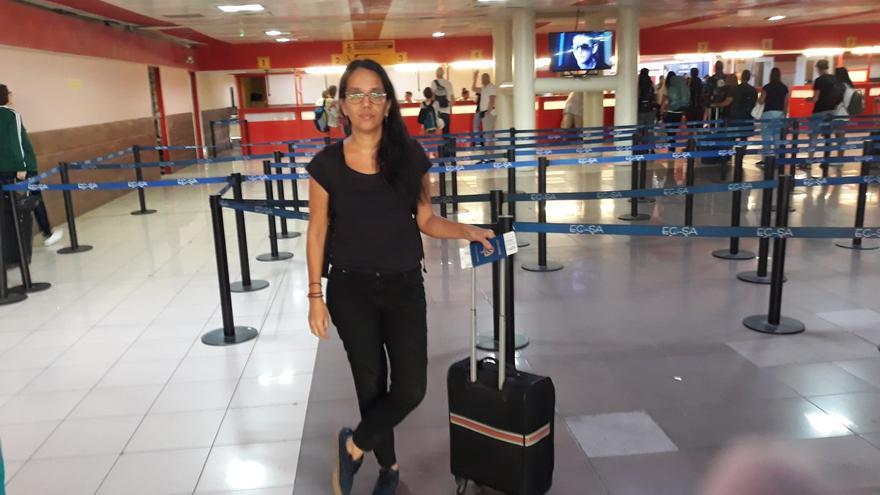 Nuestra colega, Luz Escobar, tuvo que quedarse en tierra por orden de las autoridades migratorias, que le impiden salir de Cuba. (14ymedio)