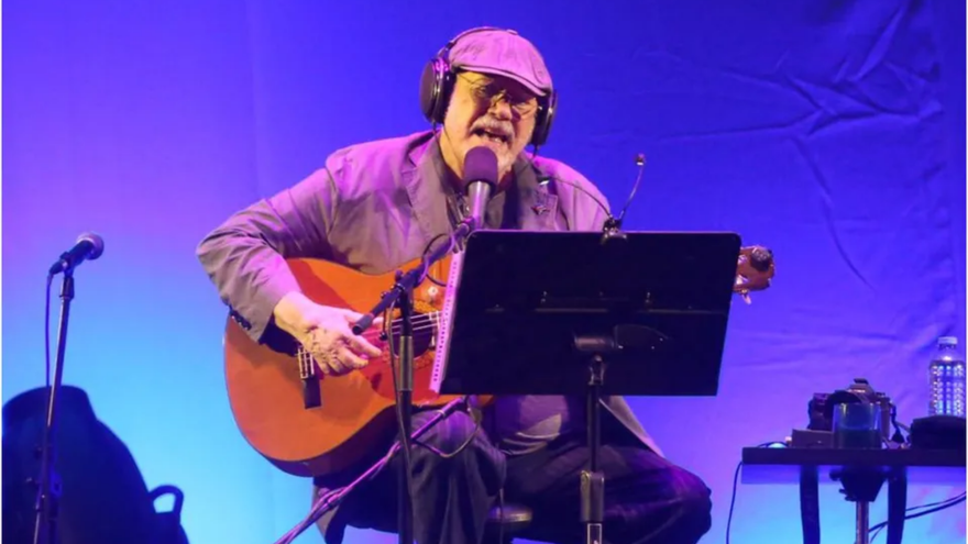 Silvio Rodríguez durante su más reciente concierto en el Zócalo de la Ciudad de México, en junio. (EFE)
