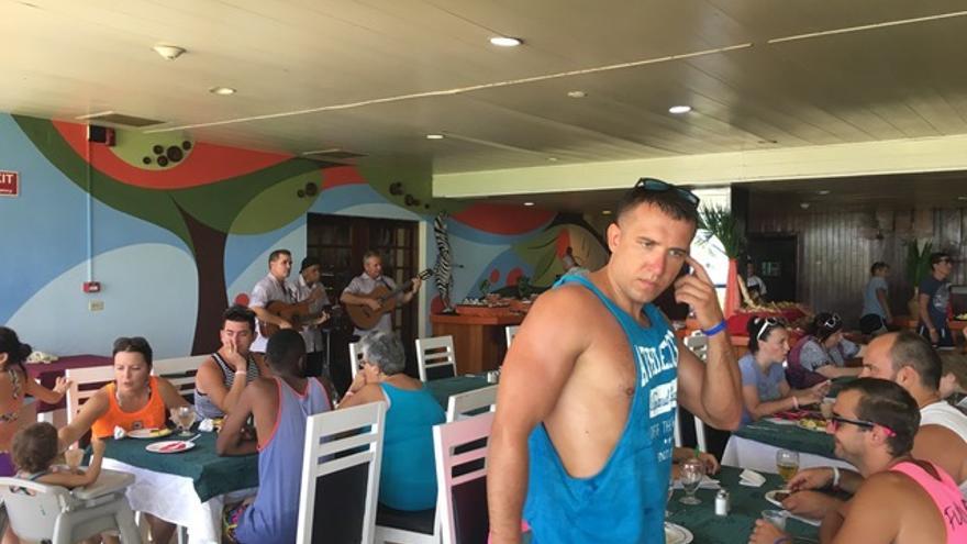 Turistas rusos en el complejo turístico hotel Punta Arena y Playa Caleta en Varadero. (14ymedio)