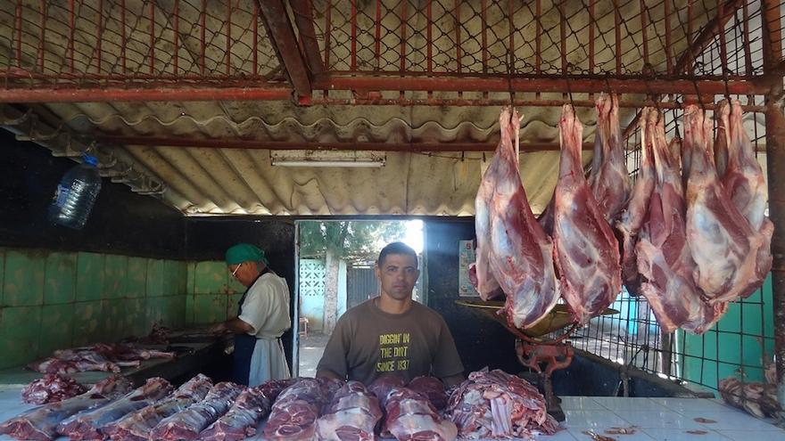 Venta de carne en el mercado de Camagüey. (Sol García Basulto)