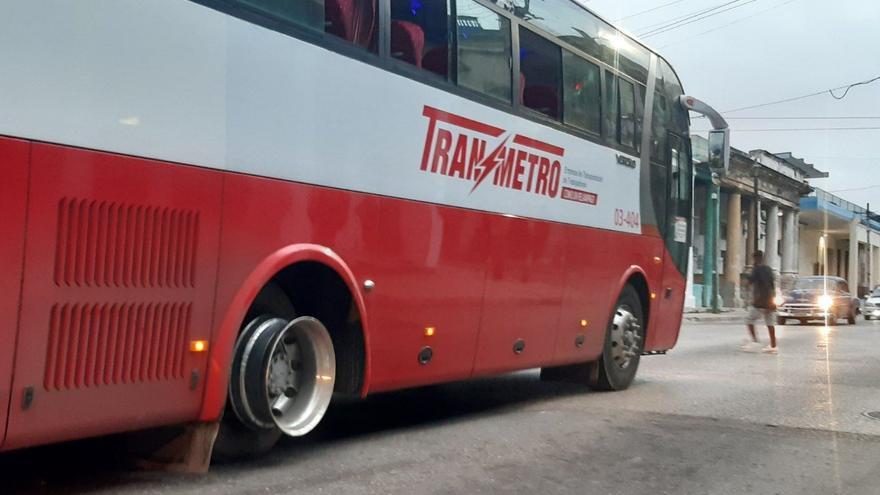 Un ómnibus de la marca Yutong que transportaba de regreso a casa a algunos trabajadores de los laboratorios AICA circulaba sin un neumático. (14ymedio)