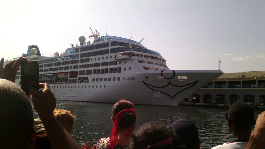 El crucero 'Adonia' llegando al puerto de La Habana. (14ymedio)