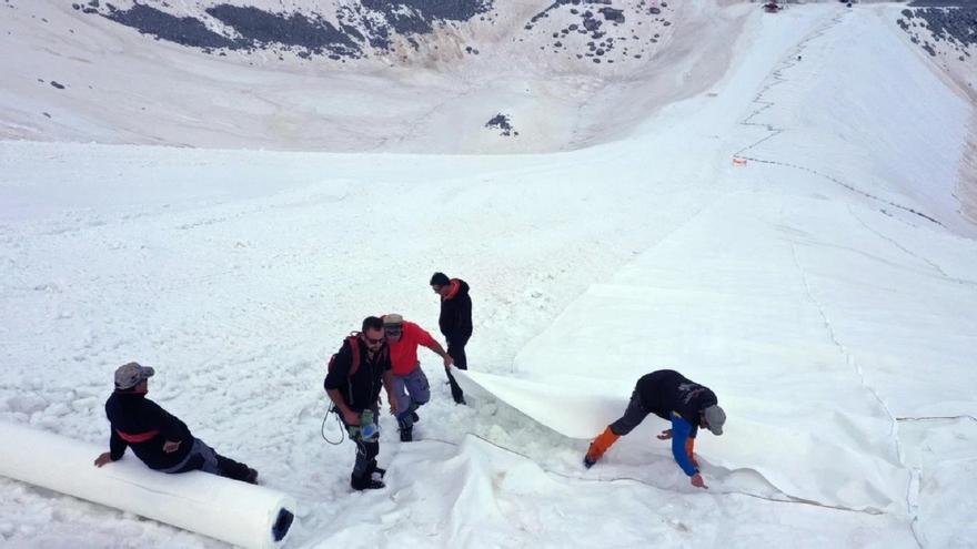 El glaciar permanecerá resguardado hasta septiembre, cuando este equipo de técnicos y profesionales procederá a retirar estas telas. (EFE)