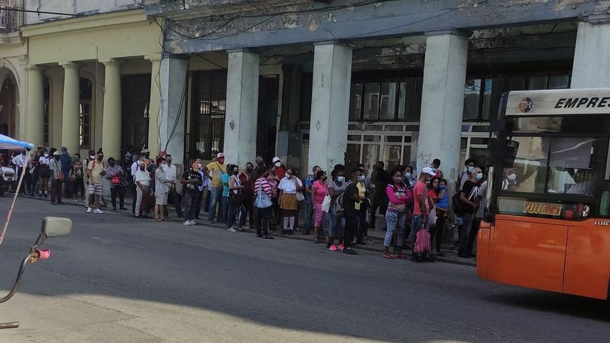 El transporte público en La Habana es insuficiente y la escalada de precios ha vuelto más inaccesible el privado. (14ymedio) 