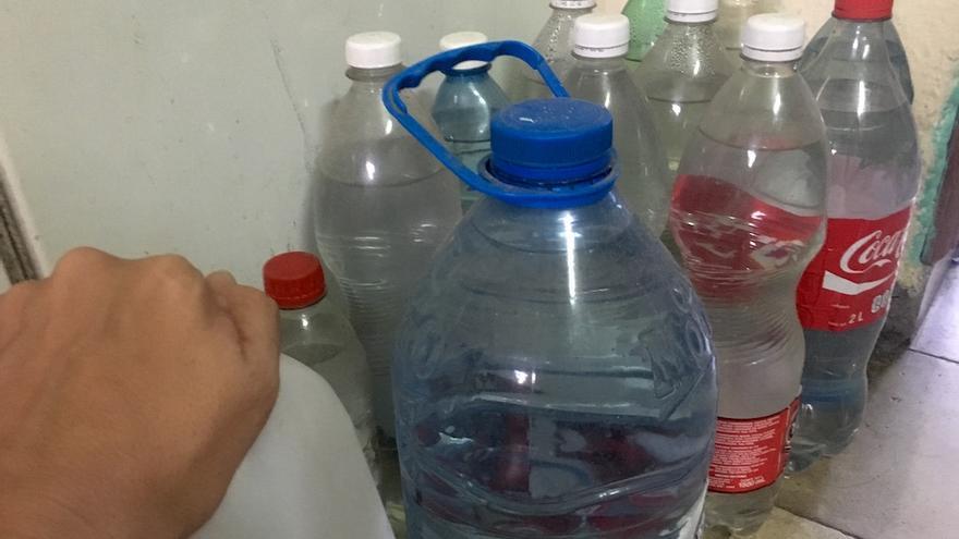 Los vecinos de las zonas afectadas, mientras pueden, mantienen todos los envases que tienen a su alcance llenos de agua para cuando llegue la peor parte de la escasez que se avecina. (14ymedio)